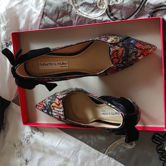 Woman's never worn heels - Picture 3 of 4